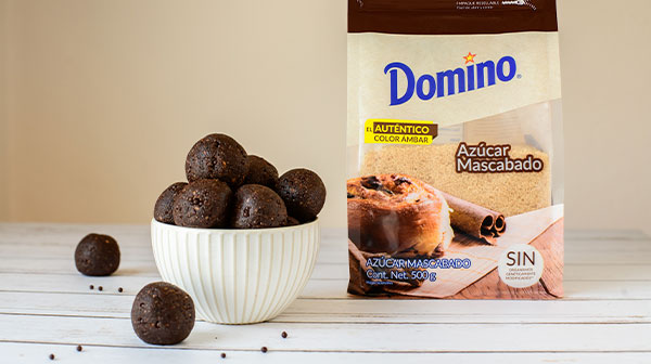 Energy bites de almendra, nuez y chispas de chocolate