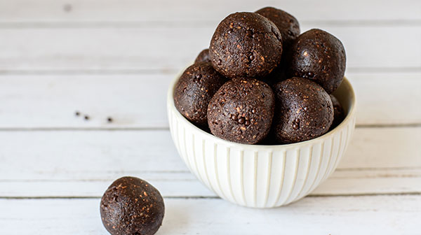 Energy bites de almendra, nuez y chispas de chocolate