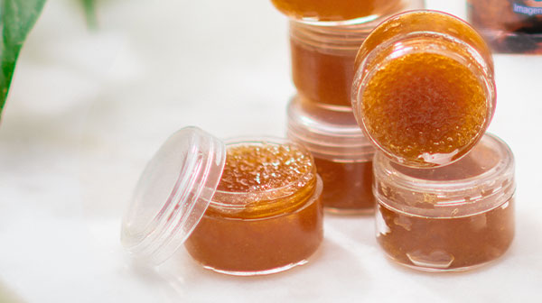 Exfoliante de labios de azúcar mascabado