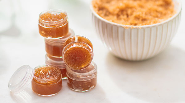 Exfoliante de labios de azúcar mascabado