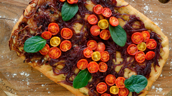 Focaccia de cebolla caramelizada