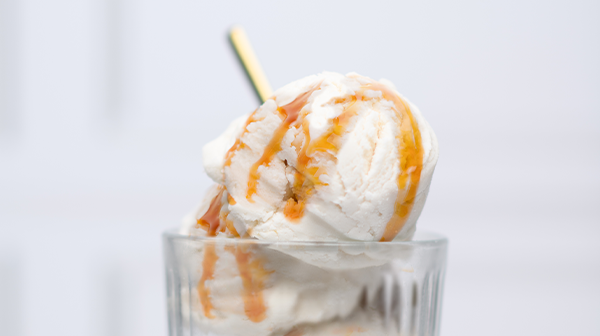 Helado de vainilla y caramelo salado