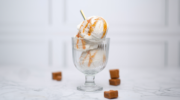 Helado de vainilla y caramelo salado