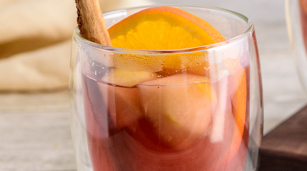 Infusión de jamaica y frutas de temporada