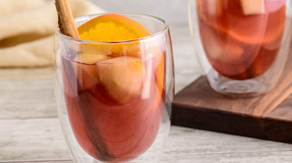 Infusión de jamaica y frutas de temporada