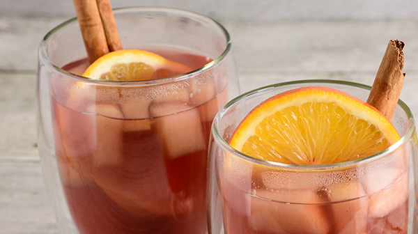 Infusión de jamaica y frutas de temporada