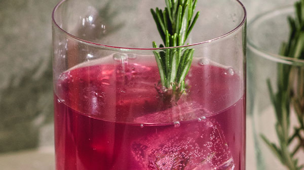 Mocktail de mora azul y jengibre