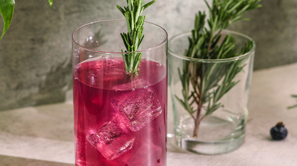 Mocktail de mora azul y jengibre