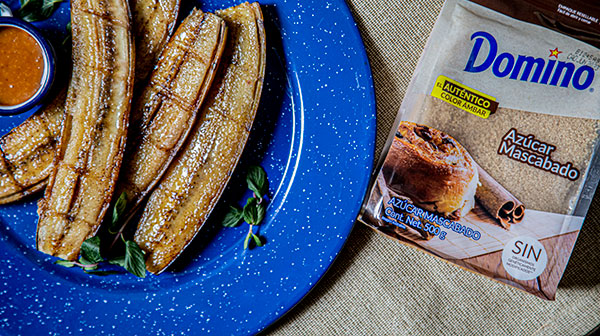 Plátanos al carbón con salsa de caramelo y vainilla