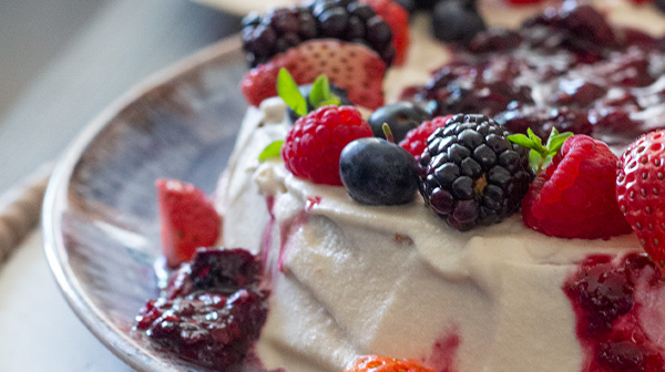 Panqué de Frutos del Bosque Con Glaseado de Queso Crema