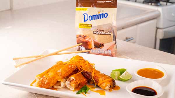 Rollitos Primavera De Cangrejo Al Chipotle Con Salsa De Mango