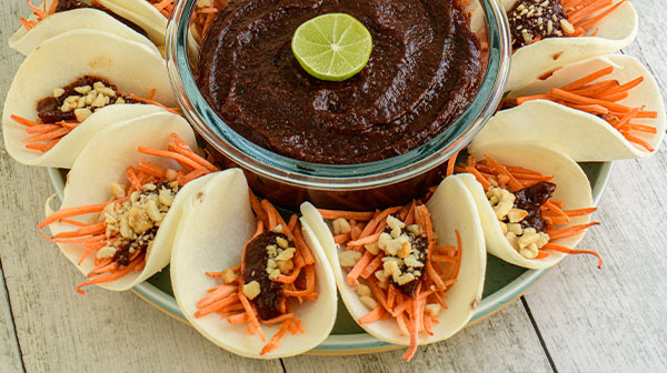 Rosca de taquitos de jícama con zanahoria y chamoy de jamaica