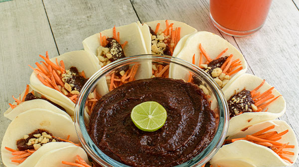 Rosca de taquitos de jícama con zanahoria y chamoy de jamaica