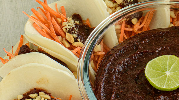 Rosca de taquitos de jícama con zanahoria y chamoy de jamaica