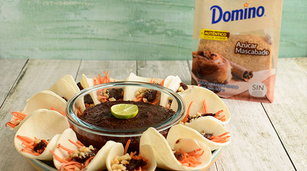 Rosca de taquitos de jícama con zanahoria y chamoy de jamaica