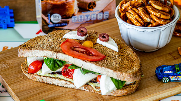 Sandwich divertido, estilo caprese con jitomates confitados y berenjenas caramelizadas