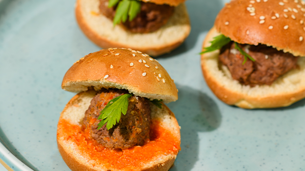 Sliders de albóndigas en salsa búfalo