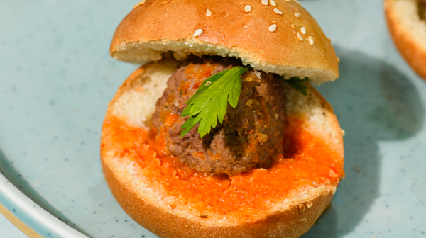 Sliders de albóndigas en salsa búfalo