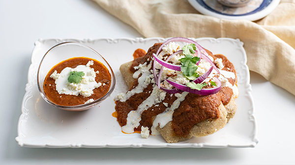 Tamal de res con salsa de frijol y guajillo