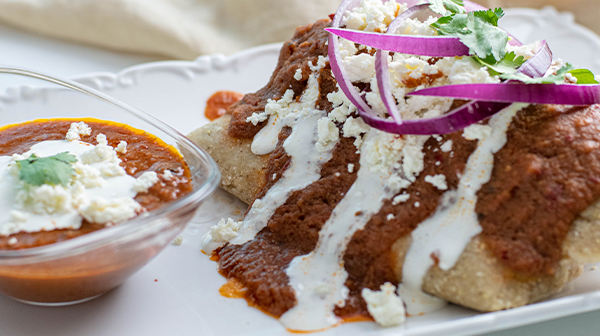 Tamal de res con salsa de frijol y guajillo