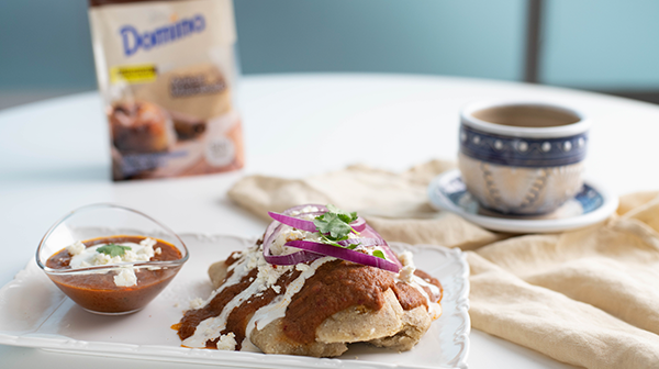 Tamal de res con salsa de frijol y guajillo