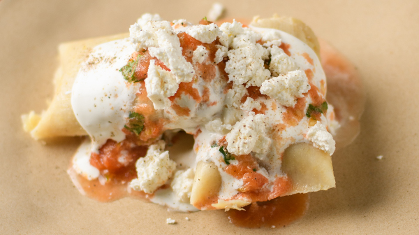 Tamales de elote con salsa molcajeteada