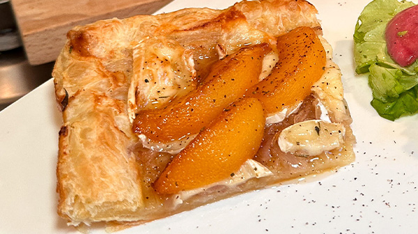 Tarta de durazno y queso brie