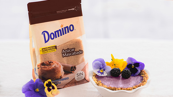 Tartas con zarzamoras y flores comestibles