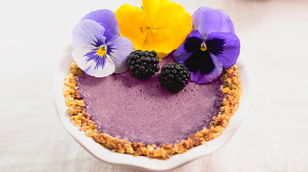 Tartas con zarzamoras y flores comestibles