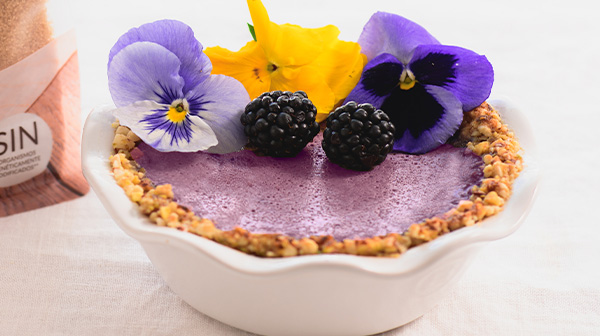 Tartas con zarzamoras y flores comestibles