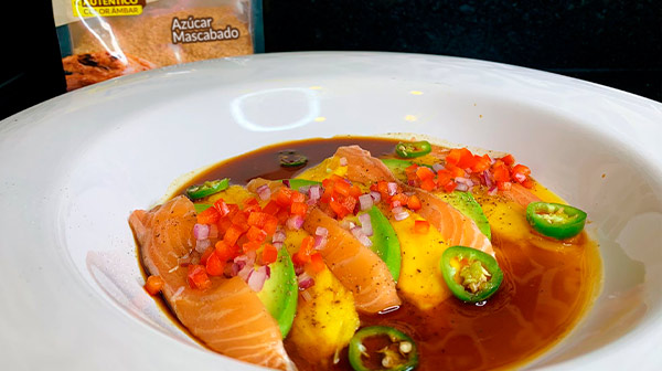 Tiradito de salmón y mango