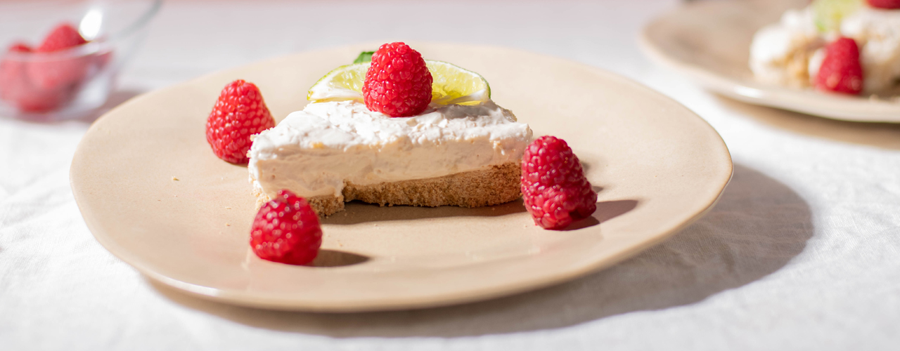 Carlota de limón con menta y frambuesas