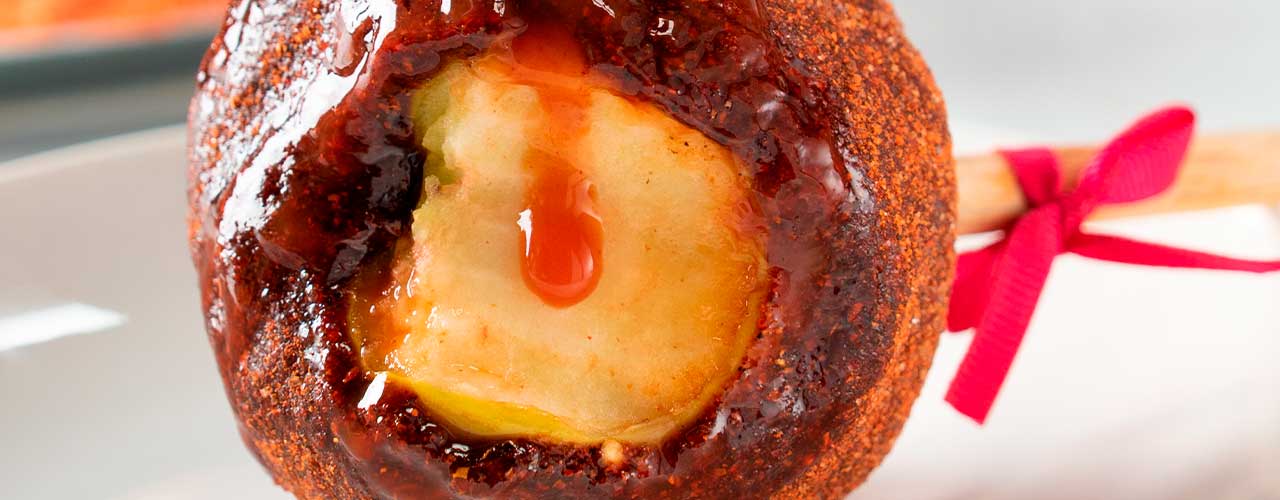 Manzanas cubiertas de chamoy
