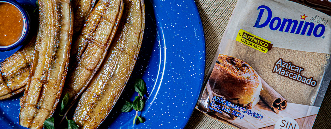 Plátanos al carbón con salsa de caramelo y vainilla