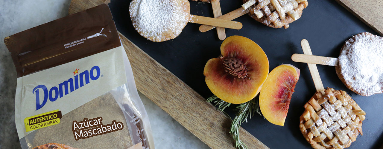 Paletas de pay con durazno al romero fritas