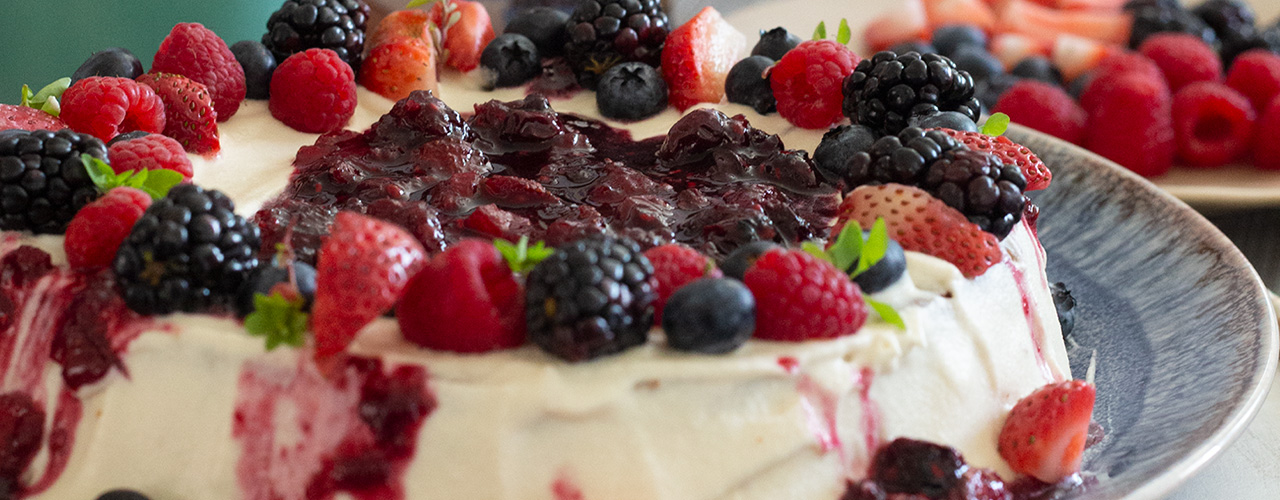 Panqué de Frutos del Bosque Con Glaseado de Queso Crema