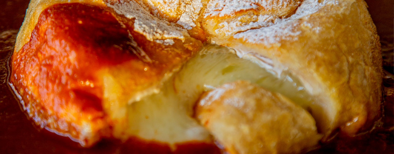 Queso brie hojaldrado con salsa de chile ancho dulce - comparación