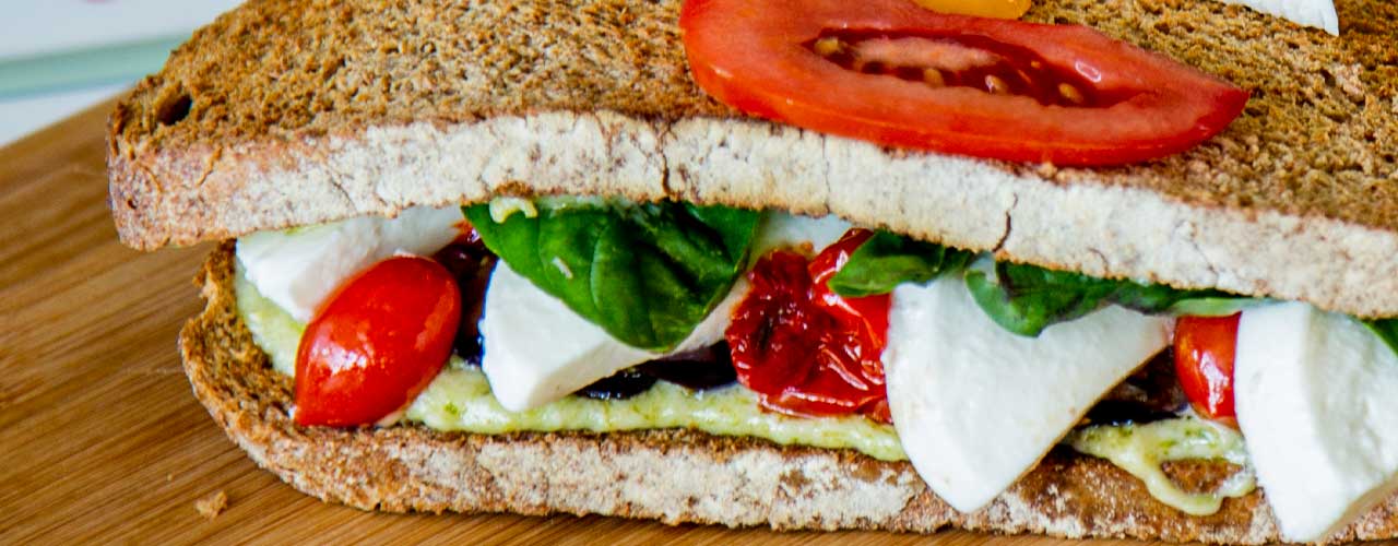 Sandwich divertido, estilo caprese con jitomates confitados y berenjenas caramelizadas