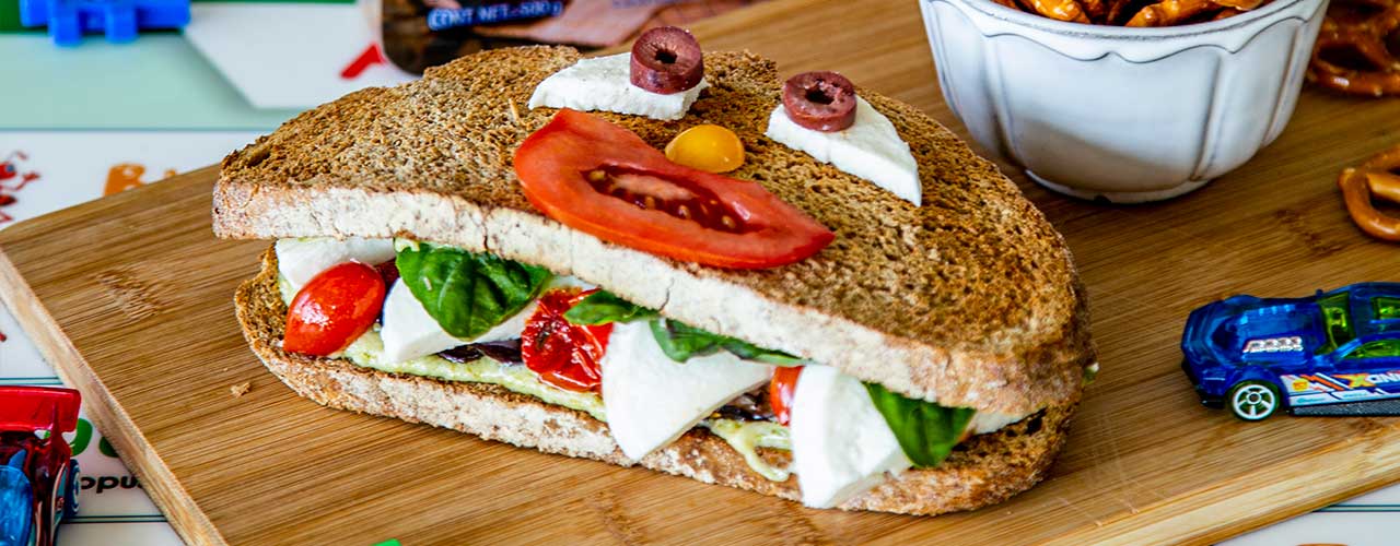 Sandwich divertido, estilo caprese con jitomates confitados y berenjenas caramelizadas - comparación