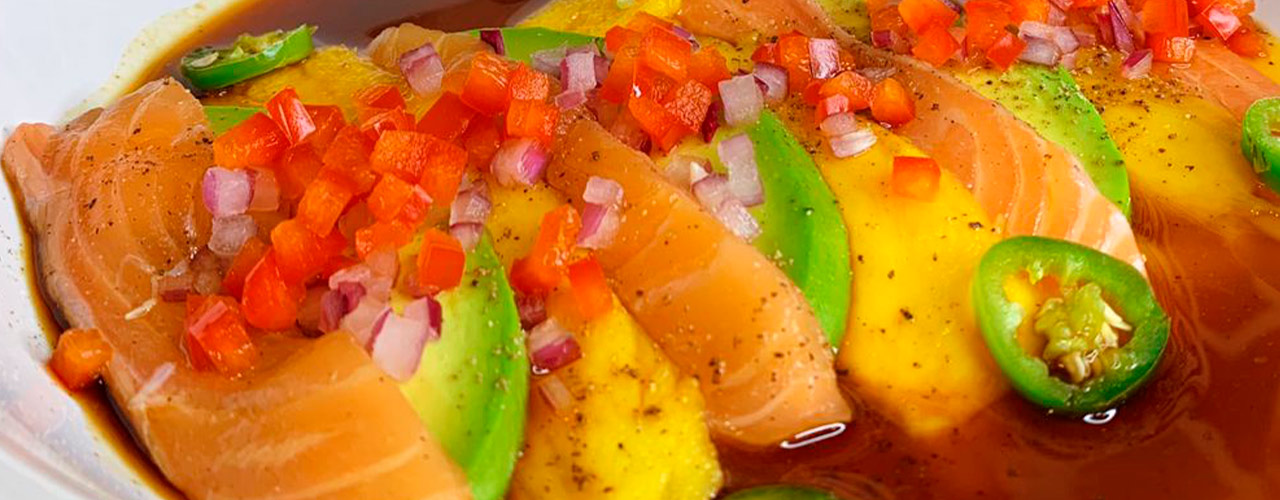 Tiradito de salmón y mango
