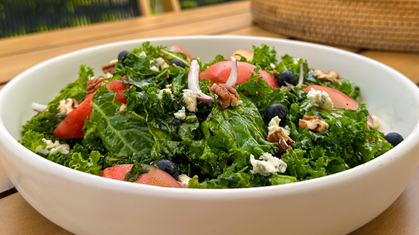 EnsaladadeDuraznosQuesoAzulyKale2_600x336