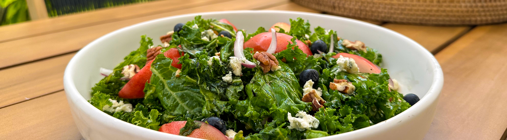 Ensalada de duraznos, queso azul y kale