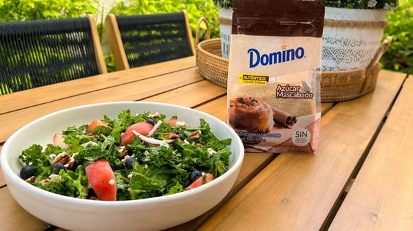 EnsaladadeDuraznosQuesoAzulyKale_600x336