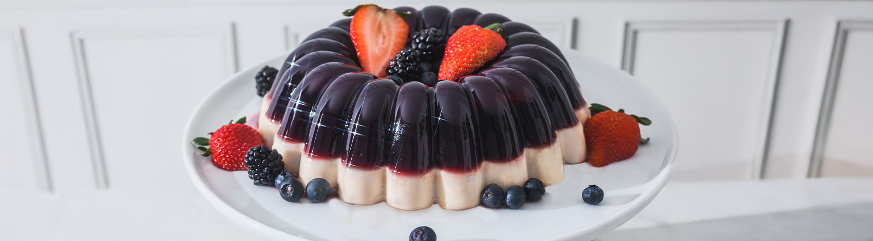 Gelatina de vino tinto con frutos rojos y queso crema