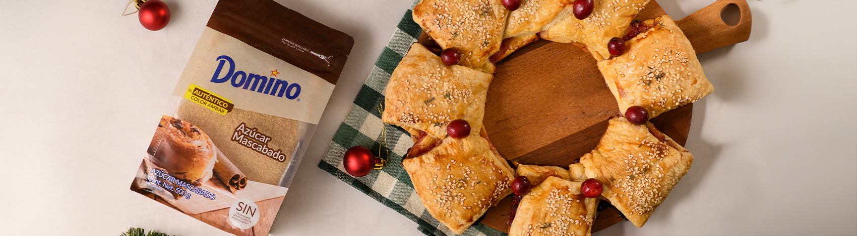Rosca de hojaldre rellena de mermelada de arándanos y queso brie