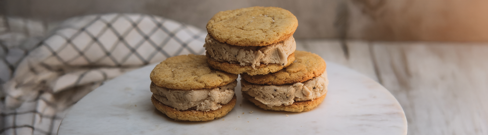 Sándwich de galleta con helado de café