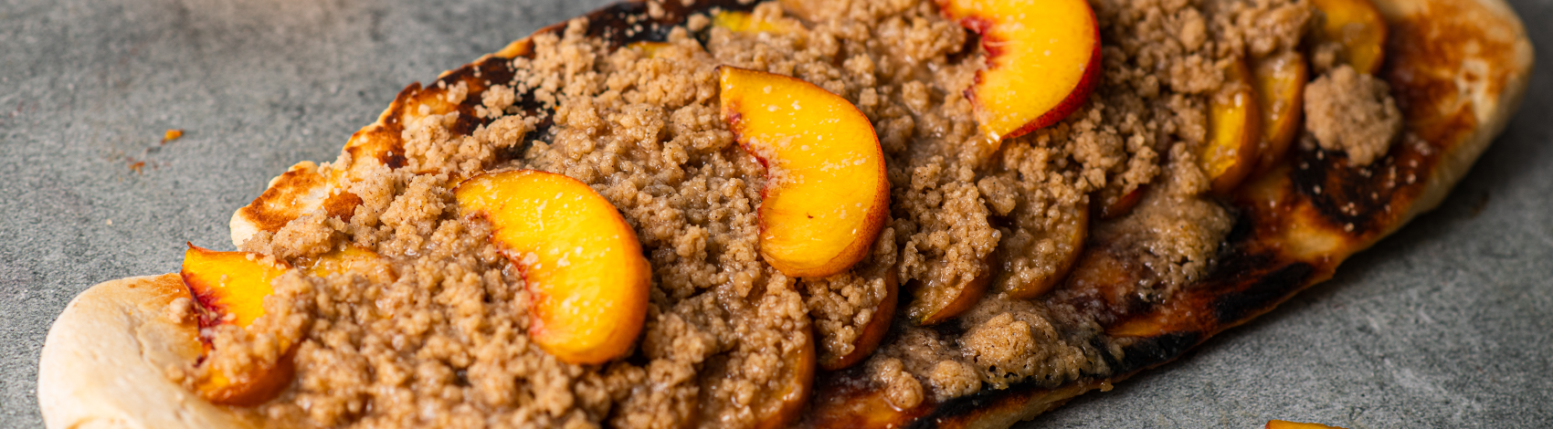 Pizza de durazno a la parrilla con salsa de caramelo Bourbon