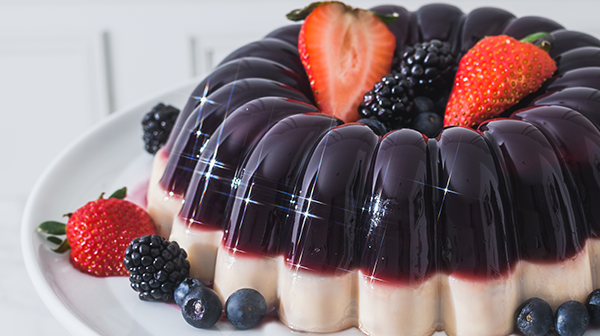 Gelatina de vino tinto con frutos rojos y queso crema
