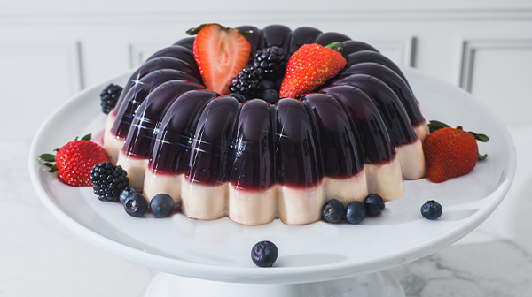 Gelatina de vino tinto con frutos rojos y queso crema