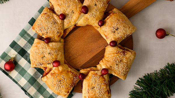 Rosca de hojaldre rellena de mermelada de arándanos y queso brie